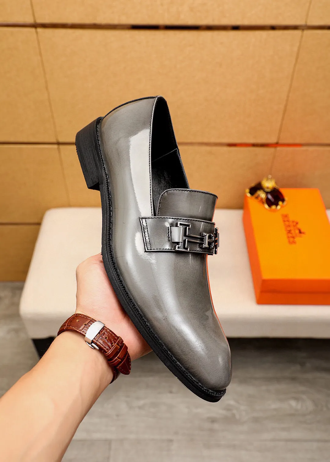 Men's shoes 💰460 💐 Product trademark: HERMES "Hermès" casual leather shoes Regular size: 38-44 (45🉑️customized) Product materials: Selected imported first-layer open-edge beaded cowhide upper, imported water-dyed 🐂 cowhide lining. Strong three-dimensional visual effect, combined outsole Color: 2⃣️colors available